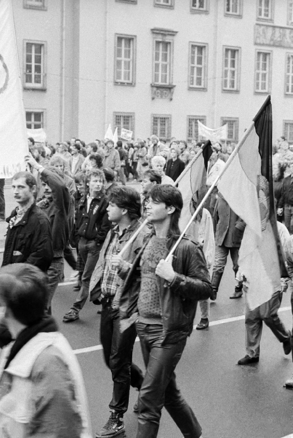 DDR-Fotoarchiv: Berlin - Groß- Demonstration von zehntausenden Bürgern in der Innenstadt des Zentrums in Ost- Berlin- Hauptstadt der DDR