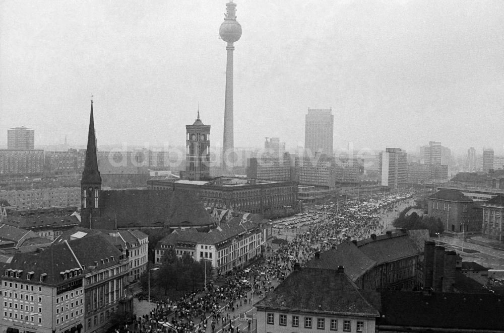 Berlin: Groß- Demonstration von zehntausenden Bürgern in der Innenstadt des Zentrums in Ost- Berlin- Hauptstadt der DDR