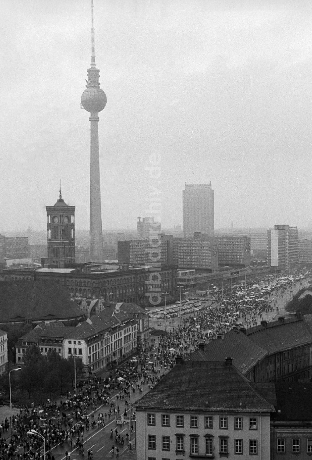 DDR-Bildarchiv: Berlin - Groß- Demonstration von zehntausenden Bürgern in der Innenstadt des Zentrums in Ost- Berlin- Hauptstadt der DDR