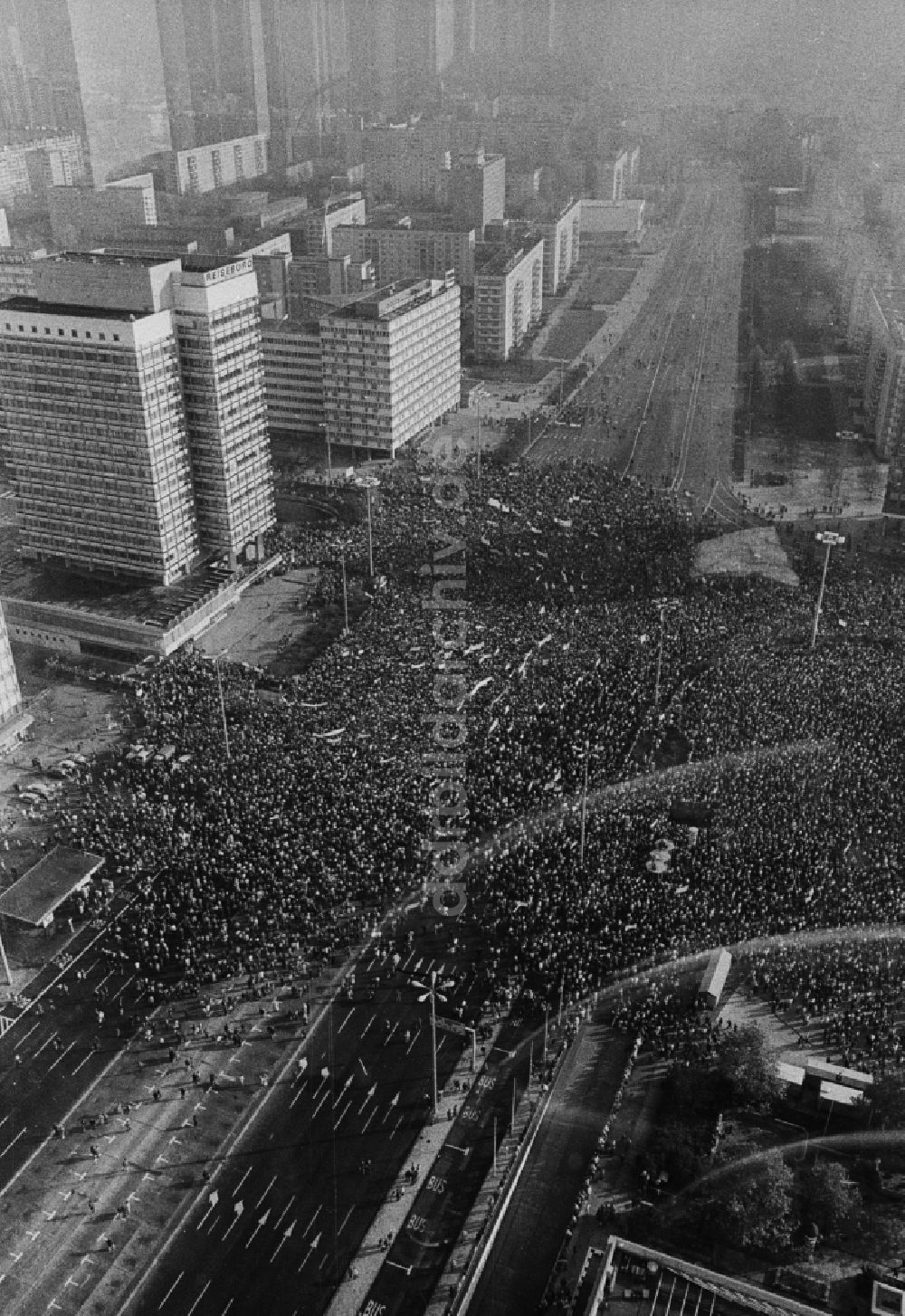 DDR-Bildarchiv: Berlin - Groß- Demonstration von zehntausenden DDR- Bürgern am Alexanderplatz in Berlin- Hauptstadt der DDR