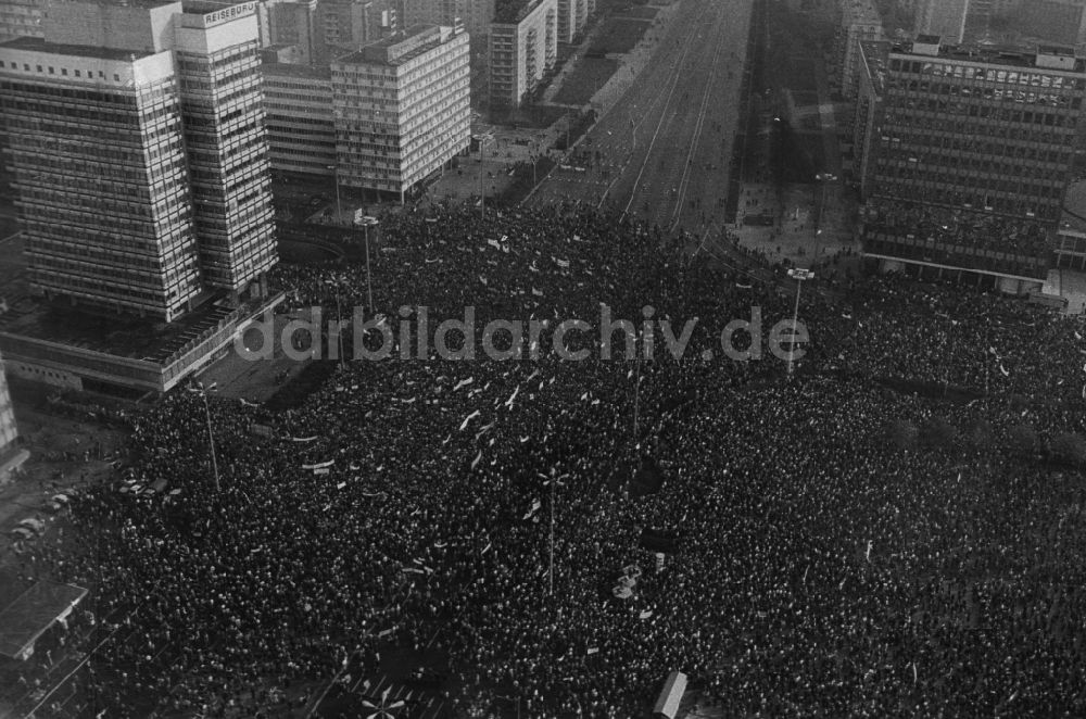 DDR-Fotoarchiv: Berlin - Groß- Demonstration von zehntausenden DDR- Bürgern am Alexanderplatz in Berlin- Hauptstadt der DDR