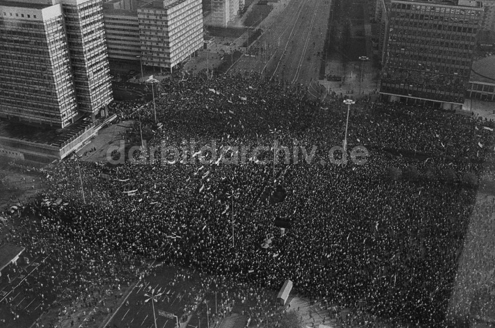 Berlin: Groß- Demonstration von zehntausenden DDR- Bürgern am Alexanderplatz in Berlin- Hauptstadt der DDR