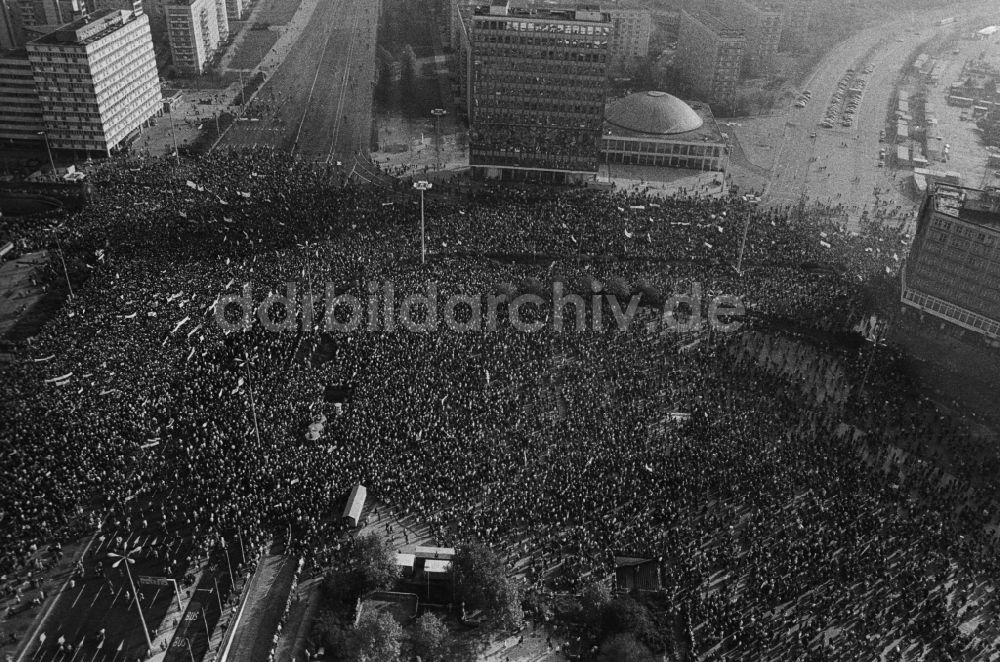 Berlin: Groß- Demonstration von zehntausenden DDR- Bürgern am Alexanderplatz in Berlin- Hauptstadt der DDR