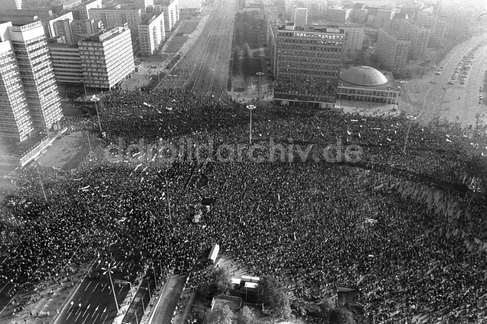 DDR-Bildarchiv: Berlin - Großdemonstration mit Straßen- Protest gegen die Regierungspolitik der SED in Berlin in der DDR