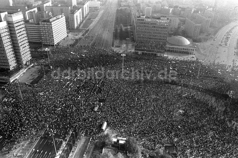 DDR-Fotoarchiv: Berlin - Großdemonstration mit Straßen- Protest gegen die Regierungspolitik der SED in Berlin in der DDR