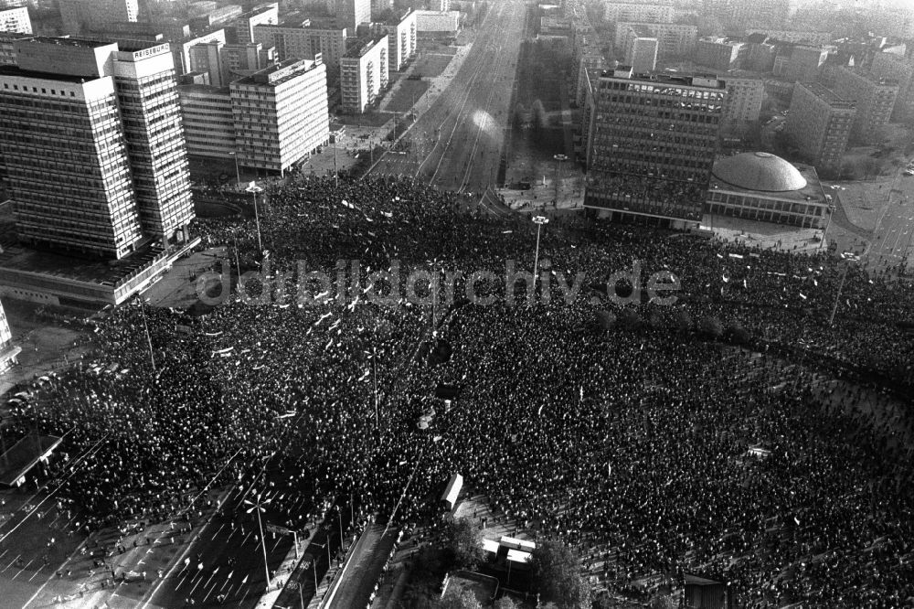 Berlin: Großdemonstration mit Straßen- Protest gegen die Regierungspolitik der SED in Berlin in der DDR