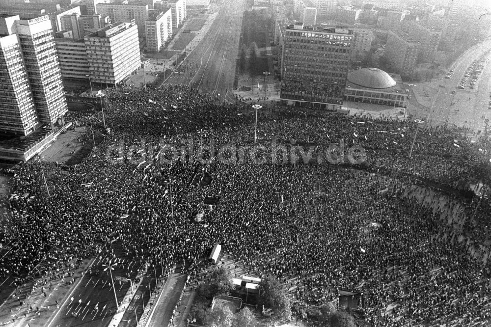 DDR-Bildarchiv: Berlin - Großdemonstration mit Straßen- Protest gegen die Regierungspolitik der SED in Berlin in der DDR
