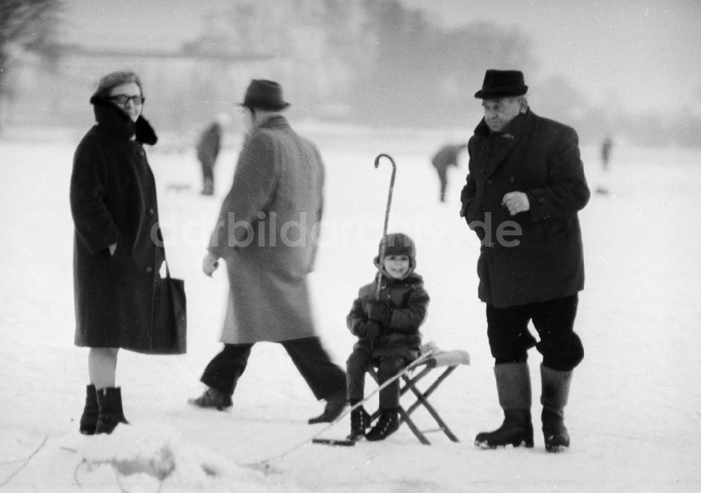 Berlin: Großeltern mit ihrem Enkel beim Eisangeln auf einem See in Berlin, der ehemaligen Hauptstadt der DDR, Deutsche Demokratische Republik