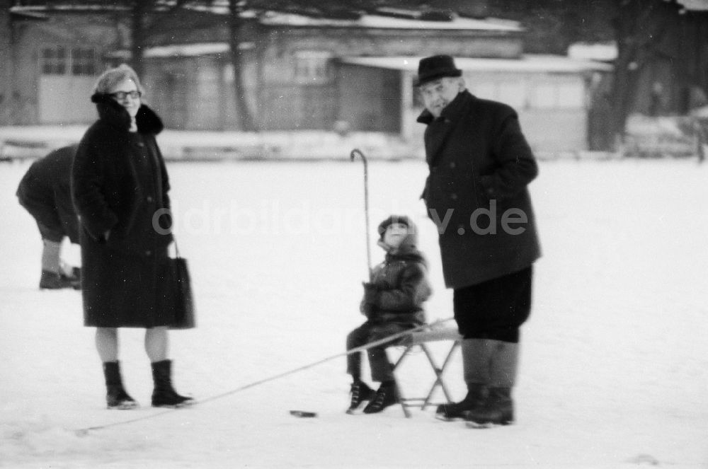 DDR-Bildarchiv: Berlin - Großeltern mit ihrem Enkel beim Eisangeln auf einem See in Berlin, der ehemaligen Hauptstadt der DDR, Deutsche Demokratische Republik