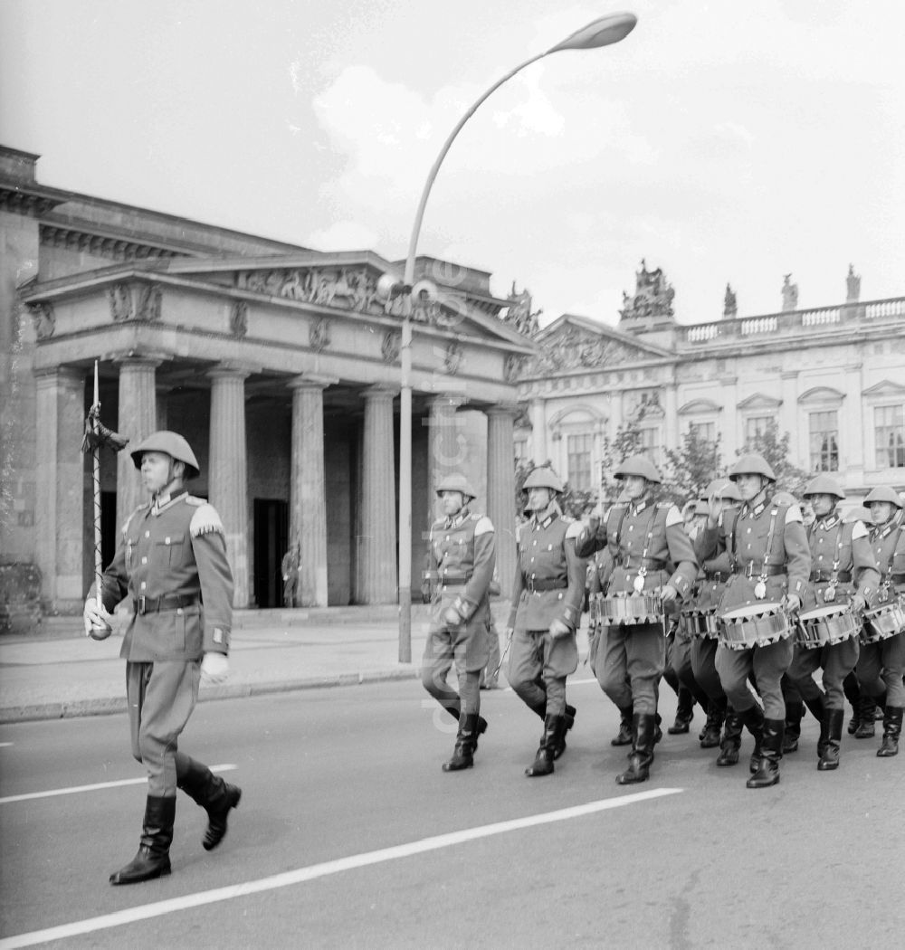 Berlin: Großer Wachaufzug des NVA-Wachregiments Friedrich Engels vor der Neuen Wache in Berlin, der ehemaligen Hauptstadt der DDR, Deutsche Demokratische Republik