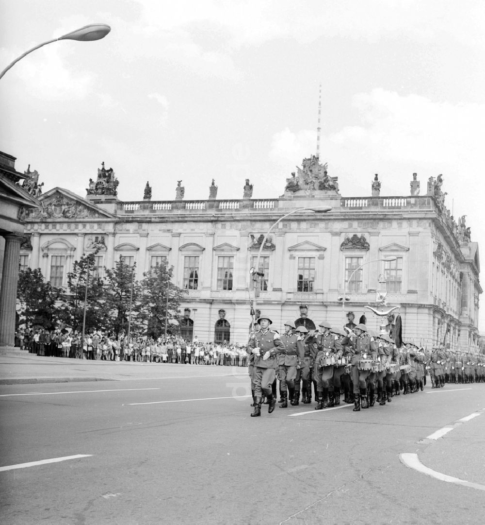 Berlin: Großer Wachaufzug des NVA-Wachregiments Friedrich Engels vor der Neuen Wache in Berlin, der ehemaligen Hauptstadt der DDR, Deutsche Demokratische Republik