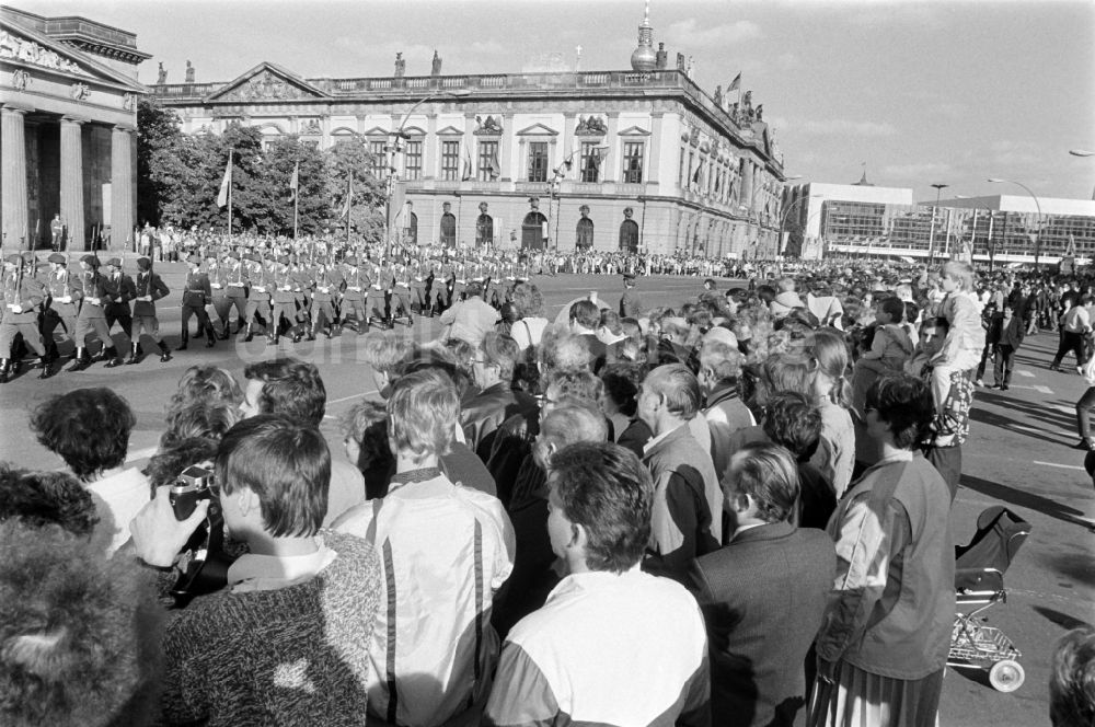 Berlin: Großer Zapfenstreich vor der Neuen Wache Unter den Linden in Berlin, der ehemaligen Hauptstadt der DDR, Deutsche Demokratische Republik