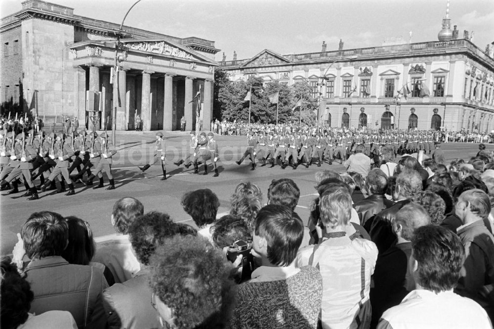 DDR-Bildarchiv: Berlin - Großer Zapfenstreich vor der Neuen Wache Unter den Linden in Berlin, der ehemaligen Hauptstadt der DDR, Deutsche Demokratische Republik