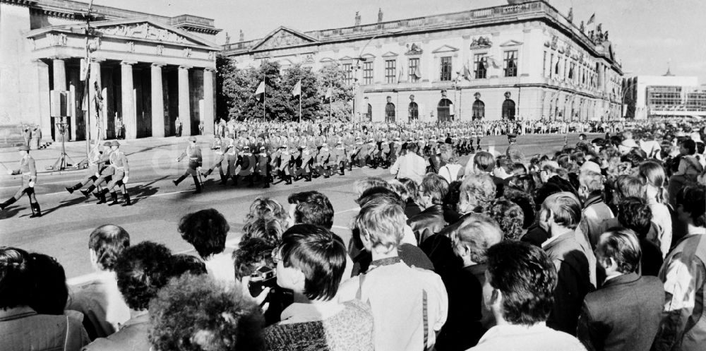 DDR-Bildarchiv: Berlin - Großer Zapfenstreich vor der Neuen Wache Unter den Linden in Berlin, der ehemaligen Hauptstadt der DDR, Deutsche Demokratische Republik