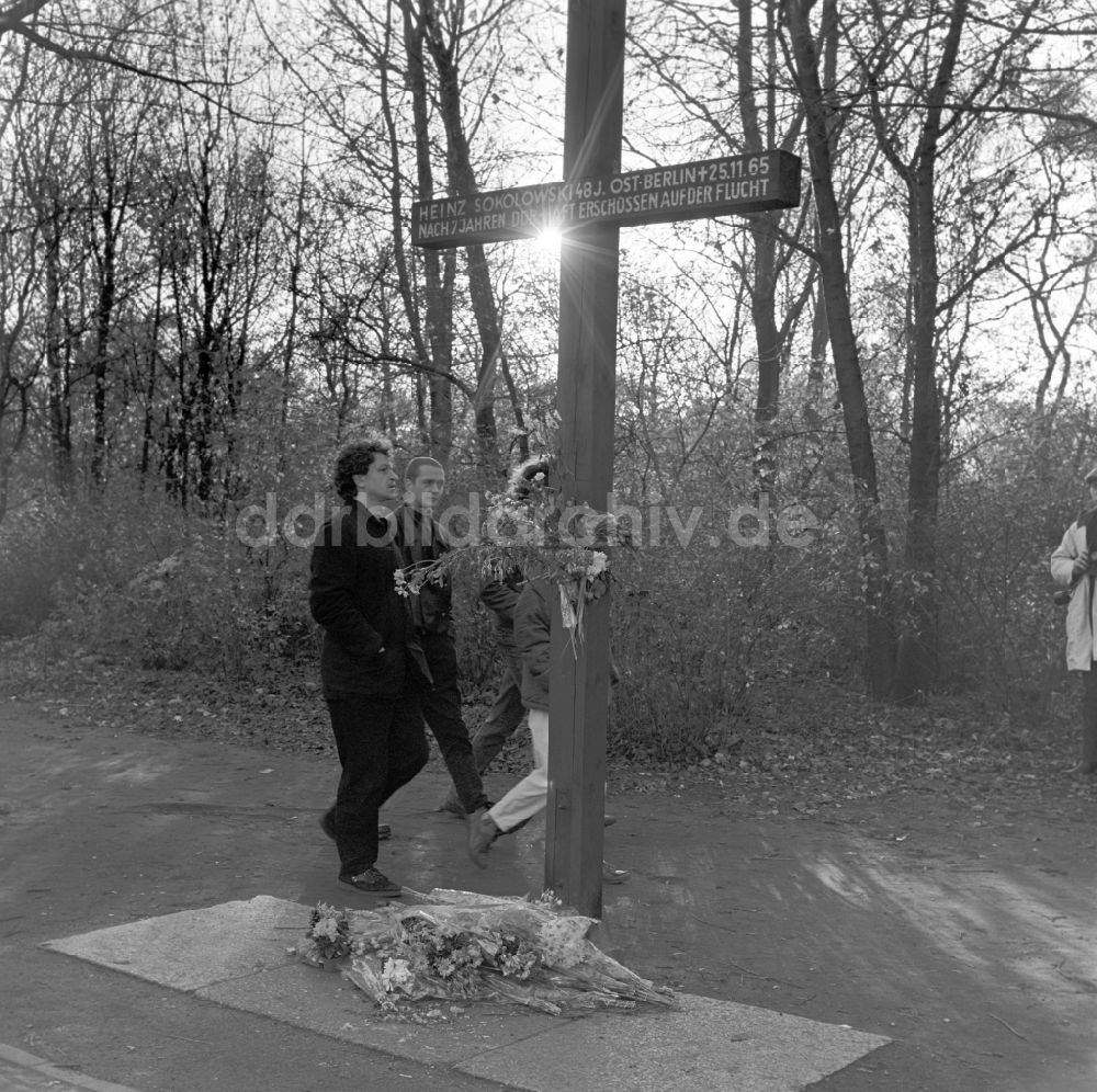 DDR-Bildarchiv: Berlin - Mitte - Großes Gedenkkreuz für das Todesopfer an der Berliner Mauer Heinz Sokolowski ( 1917 - 1965 ) in Berlin