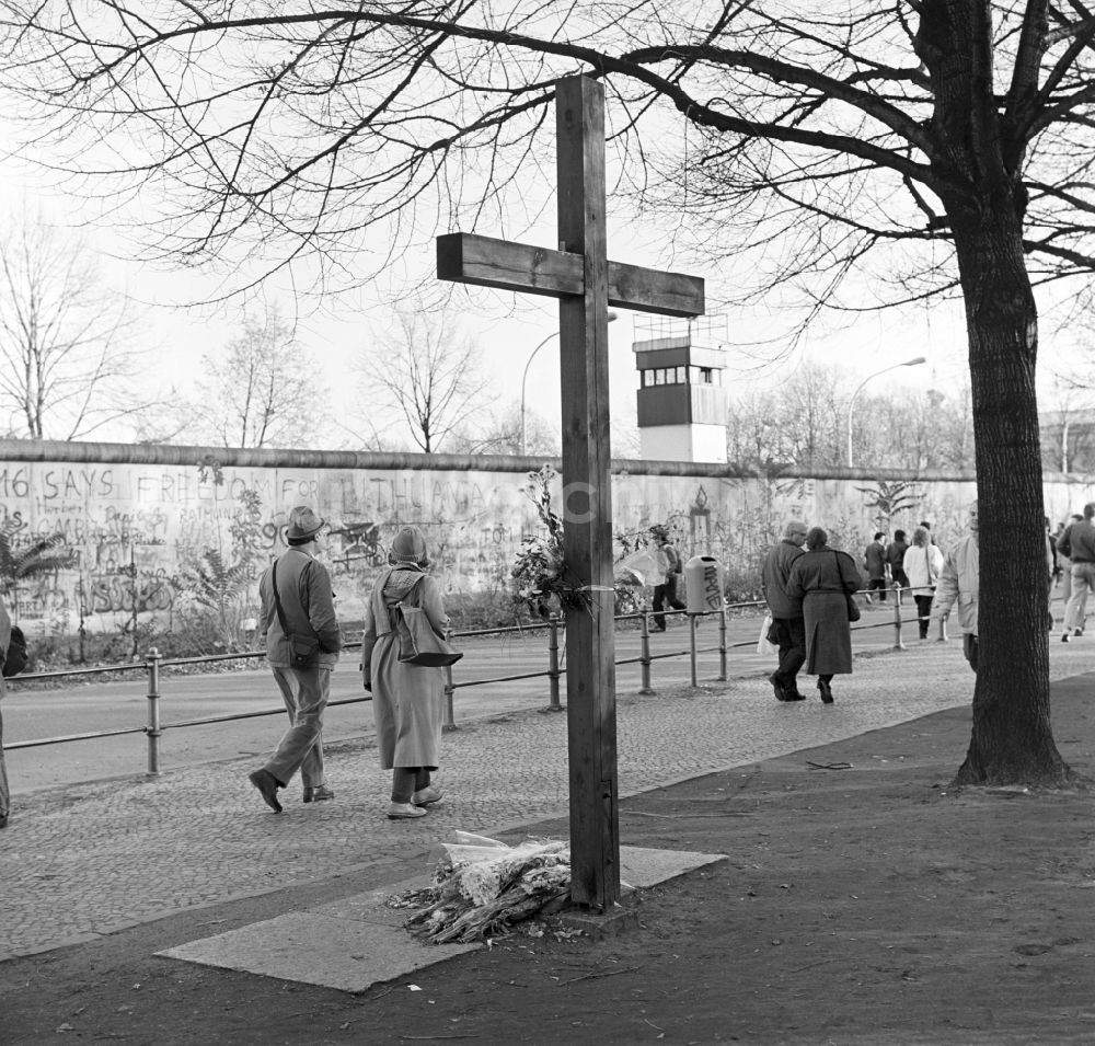 DDR-Fotoarchiv: Berlin - Mitte - Großes Gedenkkreuz für das Todesopfer an der Berliner Mauer Heinz Sokolowski ( 1917 - 1965 ) in Berlin