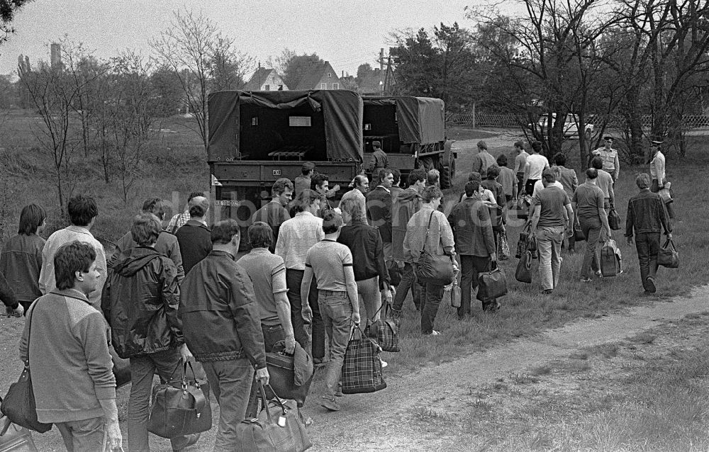 DDR-Bildarchiv: Lehnitz - Grundausbildung von Soldaten nach deren Einberufung zum Wehrdienst im Artillerieregiment AR-1 Rudolf Gyptner in Lehnitz in Brandenburg in der DDR