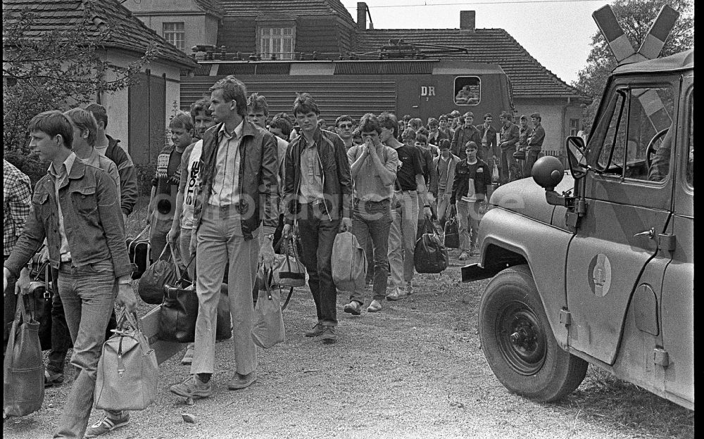 Lehnitz: Grundausbildung von Soldaten nach deren Einberufung zum Wehrdienst im Artillerieregiment AR-1 Rudolf Gyptner in Lehnitz in Brandenburg in der DDR