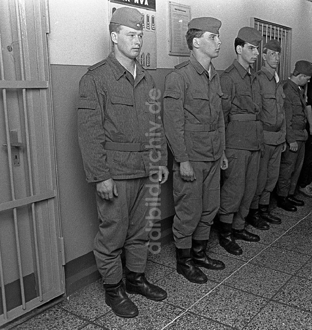 DDR-Bildarchiv: Lehnitz - Grundausbildung von Soldaten nach deren Einberufung zum Wehrdienst im Artillerieregiment AR-1 Rudolf Gyptner in Lehnitz in Brandenburg in der DDR