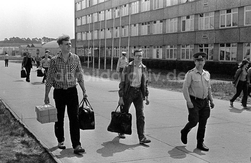 DDR-Fotoarchiv: Lehnitz - Grundausbildung von Soldaten nach deren Einberufung zum Wehrdienst im Artillerieregiment AR-1 Rudolf Gyptner in Lehnitz in Brandenburg in der DDR