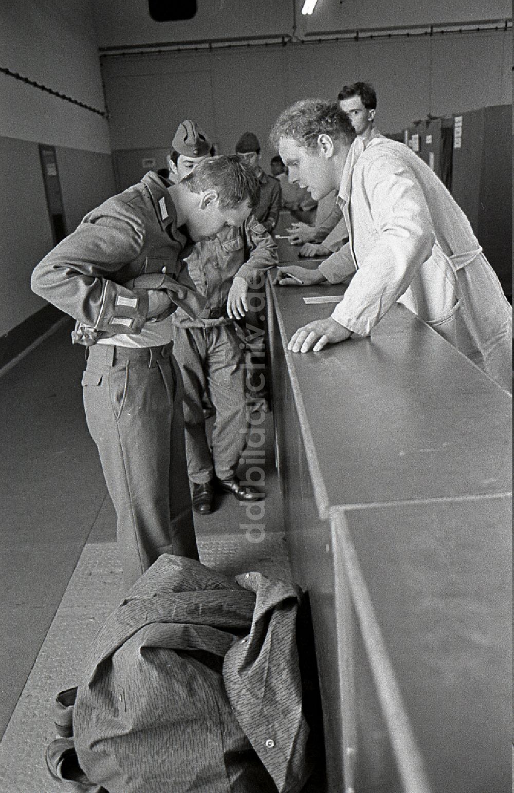 Lehnitz: Grundausbildung von Soldaten nach deren Einberufung zum Wehrdienst im Artillerieregiment AR-1 Rudolf Gyptner in Lehnitz in Brandenburg in der DDR