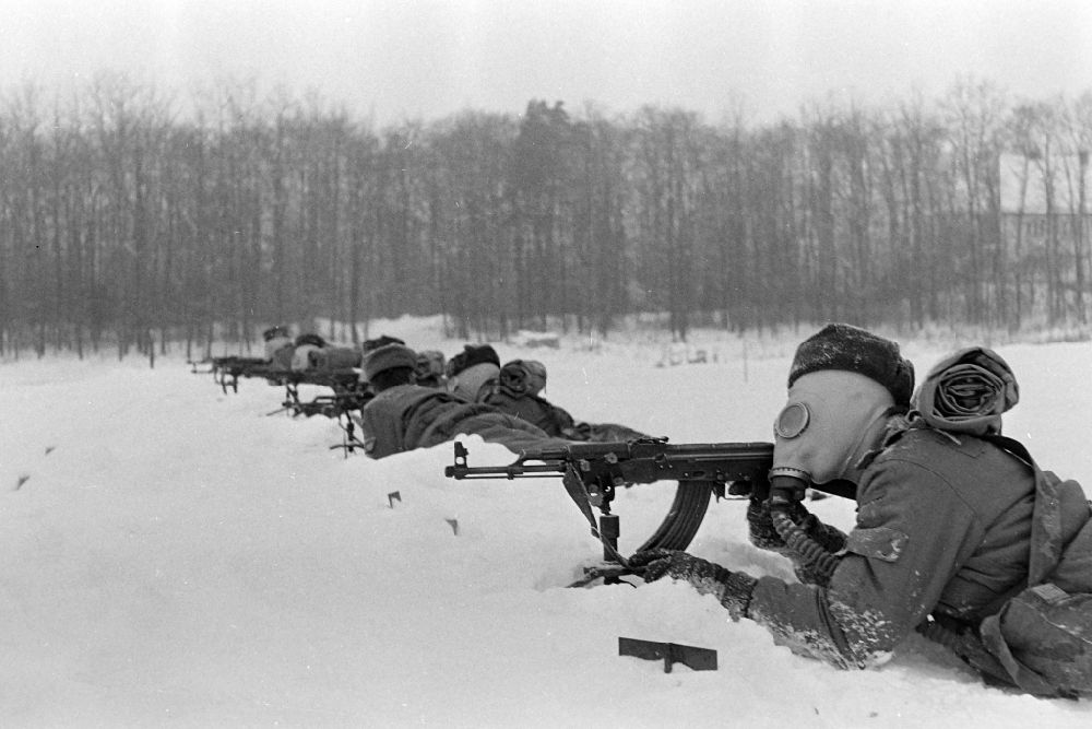 DDR-Fotoarchiv: Römhild - Grundausbildung von Soldaten nach deren Einberufung zum Wehrdienst mit Schutzmaske und Maschinenpistolöe in Römhild in der DDR