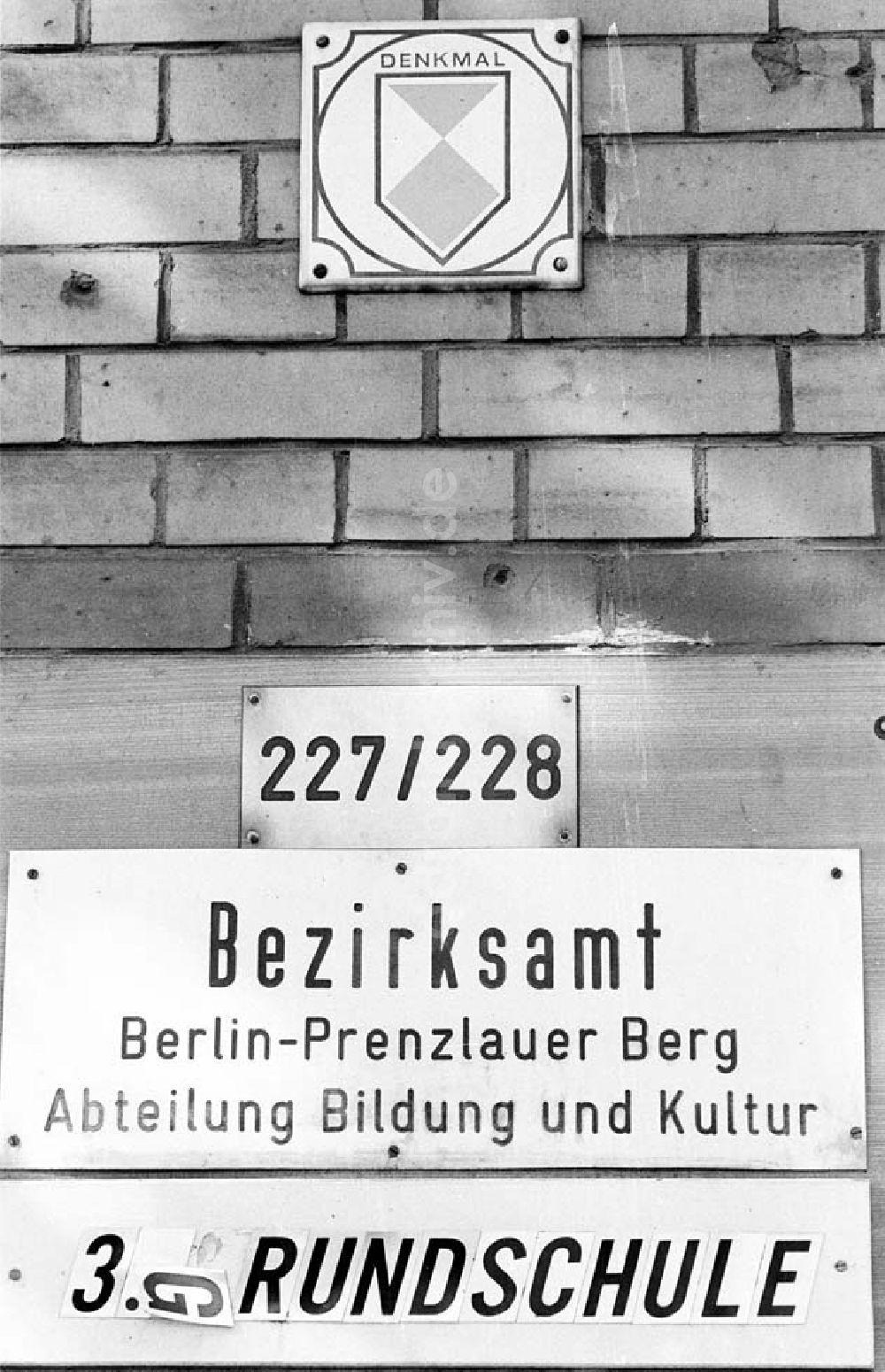 DDR-Bildarchiv: Berlin - 3.Grundschule (Schild) Berlin - Prenzlauer Berg 17.09.1992