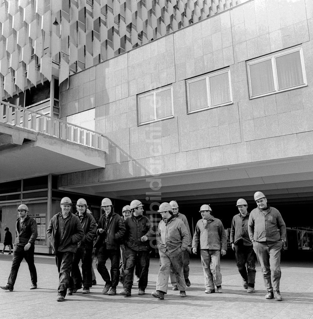 DDR-Fotoarchiv: Berlin - Gruppe Bauarbeiter vor dem Centrum Warenhaus in Berlin, der ehemaligen Hauptstadt der DDR, Deutsche Demokratische Republik