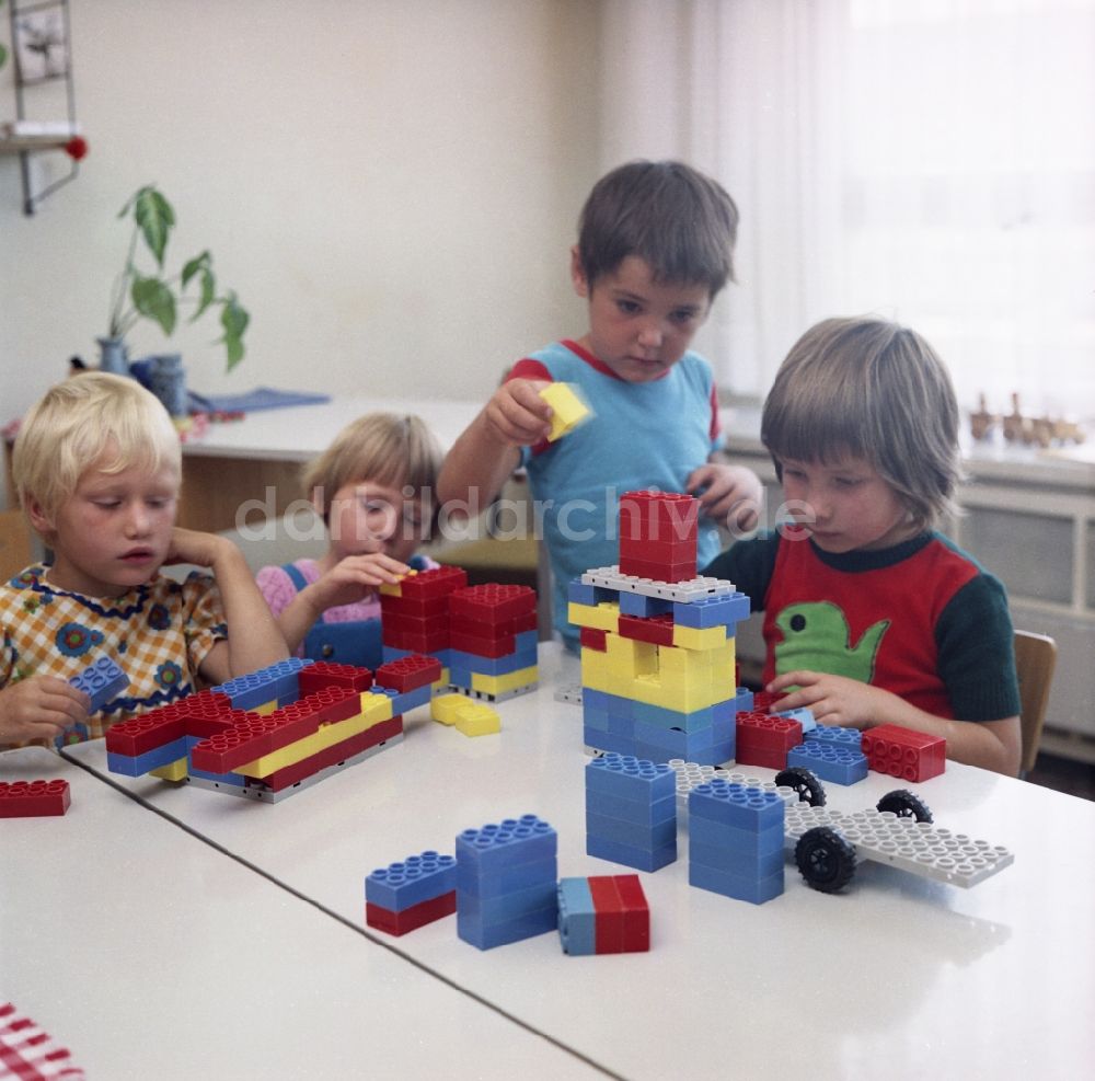 Eisenach: Gruppe von Kindern und Jugendlichen beim Spiel in einem Kindergarten in Eisenach im Bundesland Thüringen auf dem Gebiet der ehemaligen DDR, Deutsche Demokratische Republik