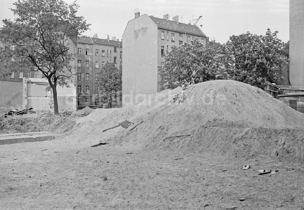 DDR-Fotoarchiv: Berlin - Gruppe von Kindern und Jugendlichen auf einem aufgeschütteten Sandberg einer Baustelle in Berlin in der DDR