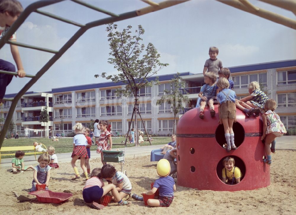 DDR-Bildarchiv: Rostock - Gruppe von Kindern und Jugendlichen auf einem Kletterbogen - Spielplatz in Rostock in Mecklenburg-Vorpommern in der DDR