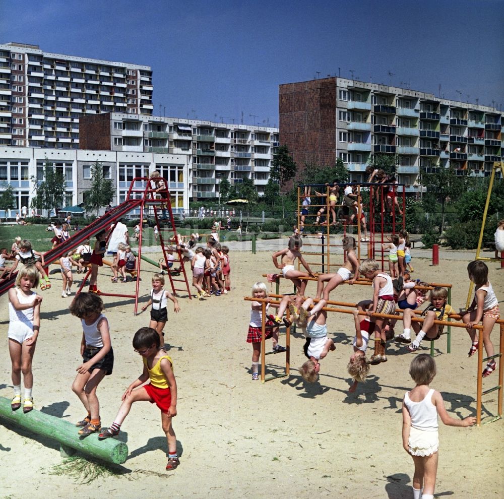 DDR-Fotoarchiv: Rostock - Gruppe von Kindern und Jugendlichen auf einem Kletterbogen - Spielplatz in Rostock in Mecklenburg-Vorpommern in der DDR