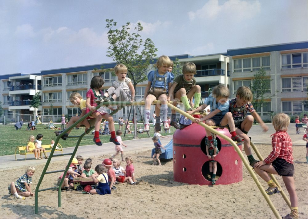 Rostock: Gruppe von Kindern und Jugendlichen auf einem Kletterbogen - Spielplatz in Rostock im Bundesland Mecklenburg-Vorpommern auf dem Gebiet der ehemaligen DDR, Deutsche Demokratische Republik