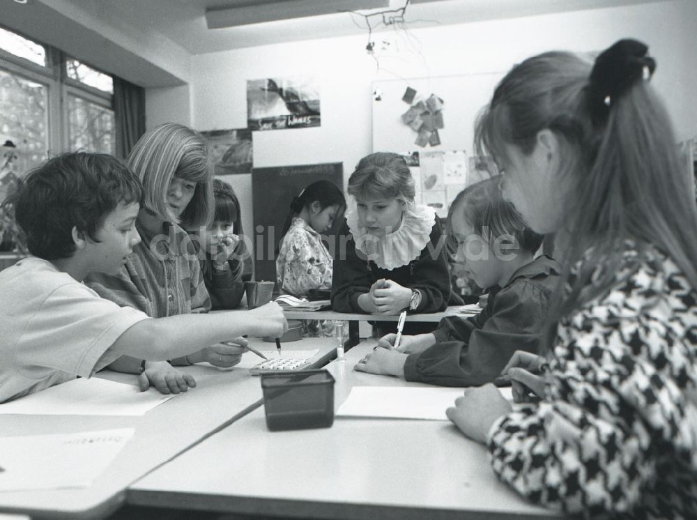 DDR-Bildarchiv: Berlin - Gruppe von Schülern erledigen ihre Hausaufgaben im Schulhort in Berlin