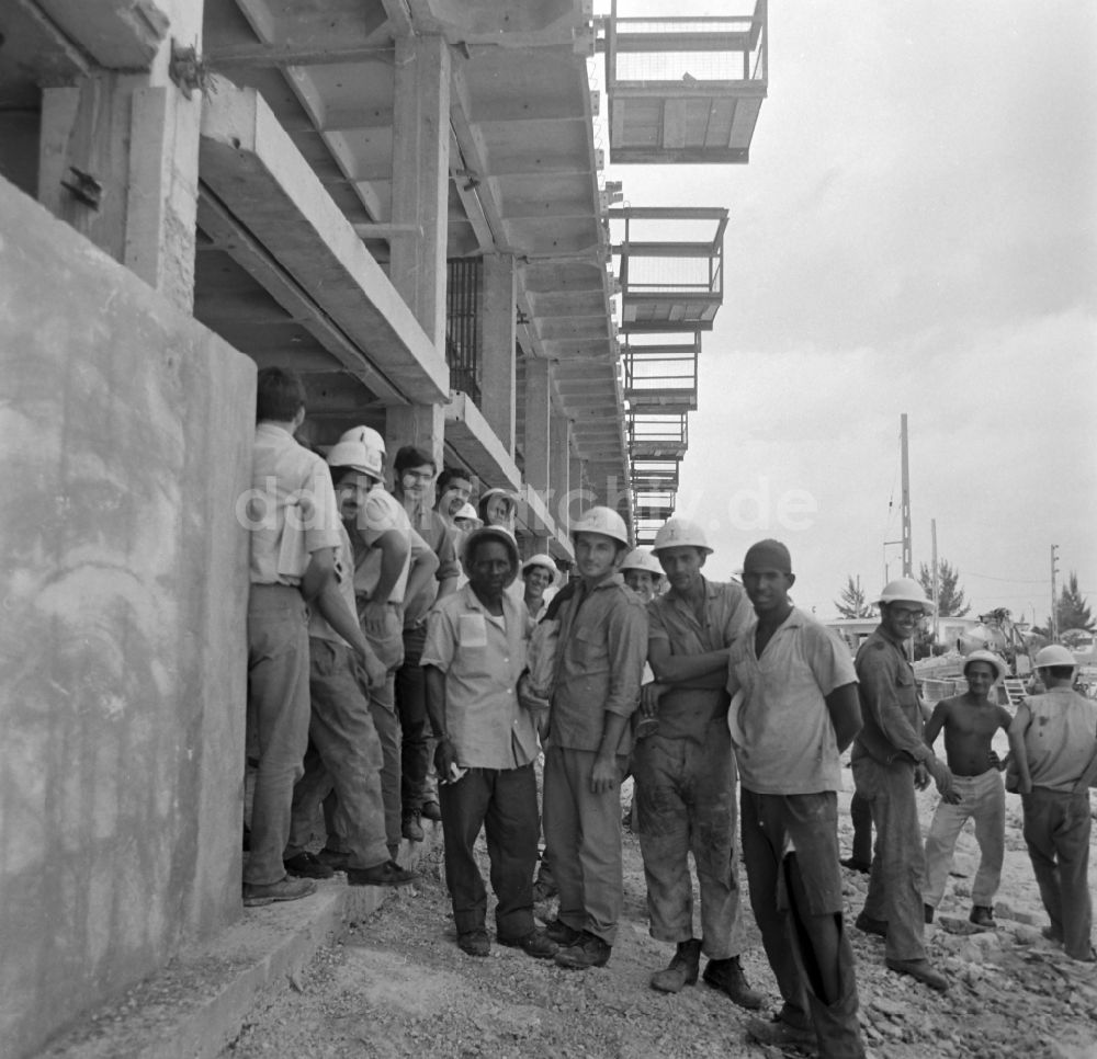 DDR-Bildarchiv: La Habana - Gruppe von Stahlwerkern in Havanna auf Kuba
