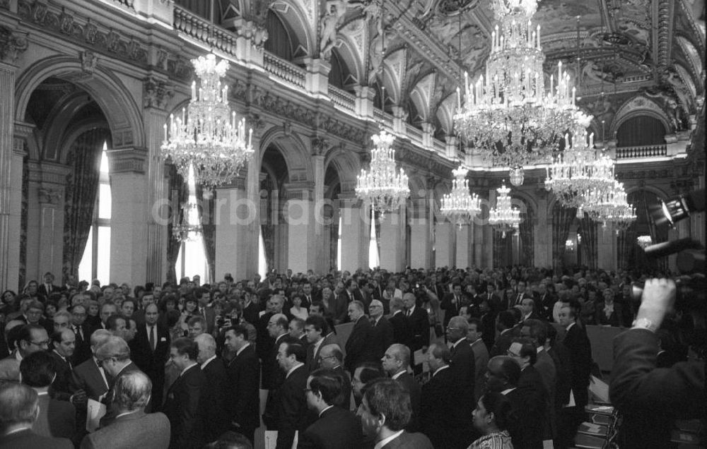 DDR-Fotoarchiv: Paris - Gäste beim Empfang von Erich Honecker im Rathaus in Frankreich-Paris