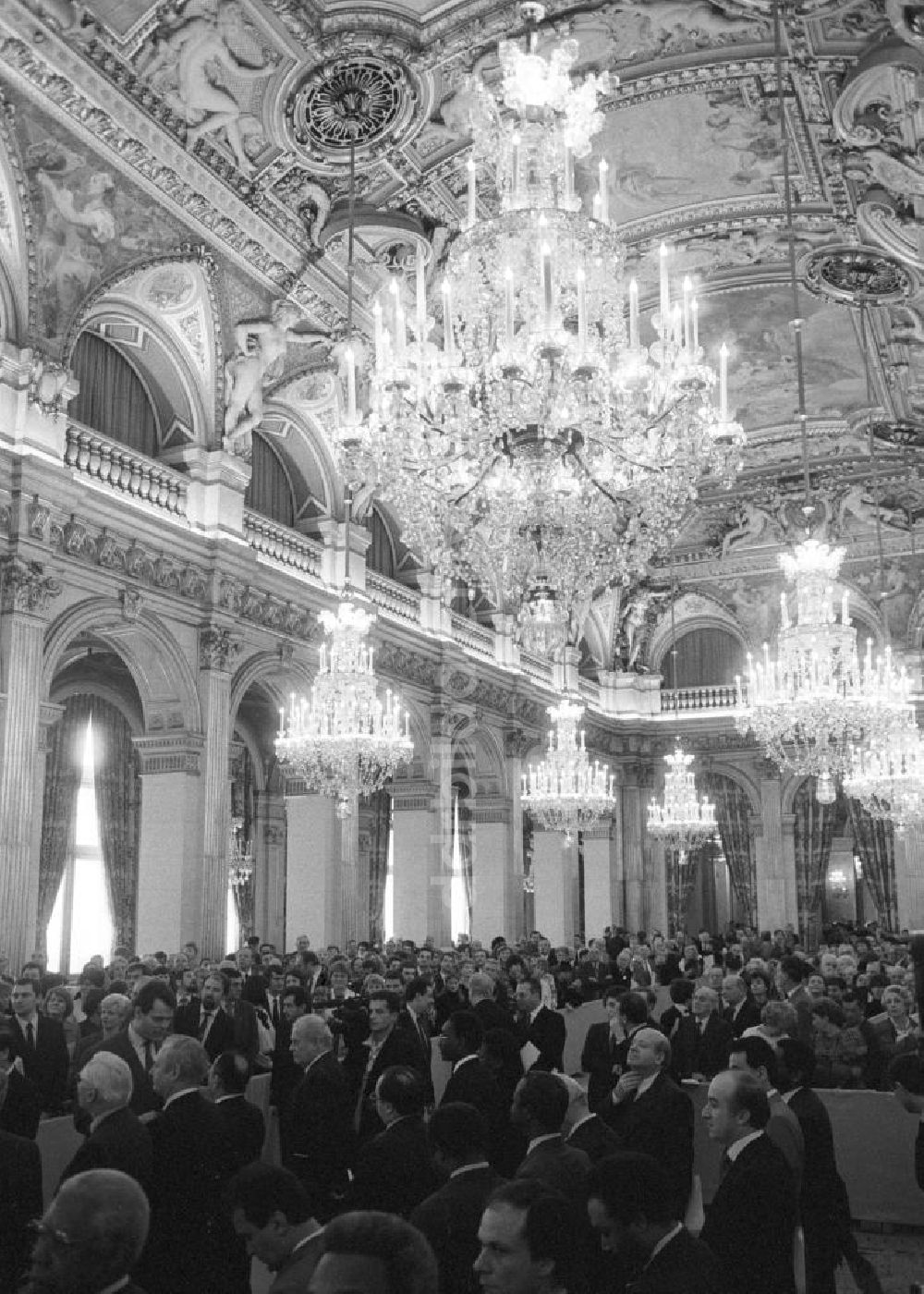 DDR-Fotoarchiv: Paris - Gäste beim Empfang von Erich Honecker im Rathaus in Frankreich-Paris