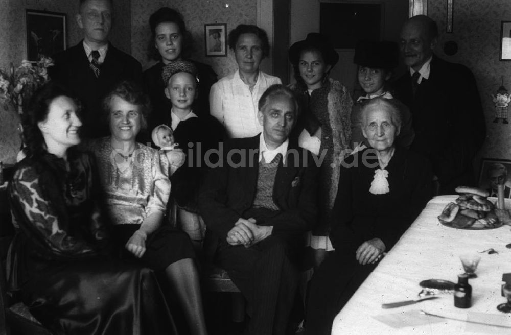 Merseburg: Gäste auf einer Geburtstagsfeier Merseburg 1949