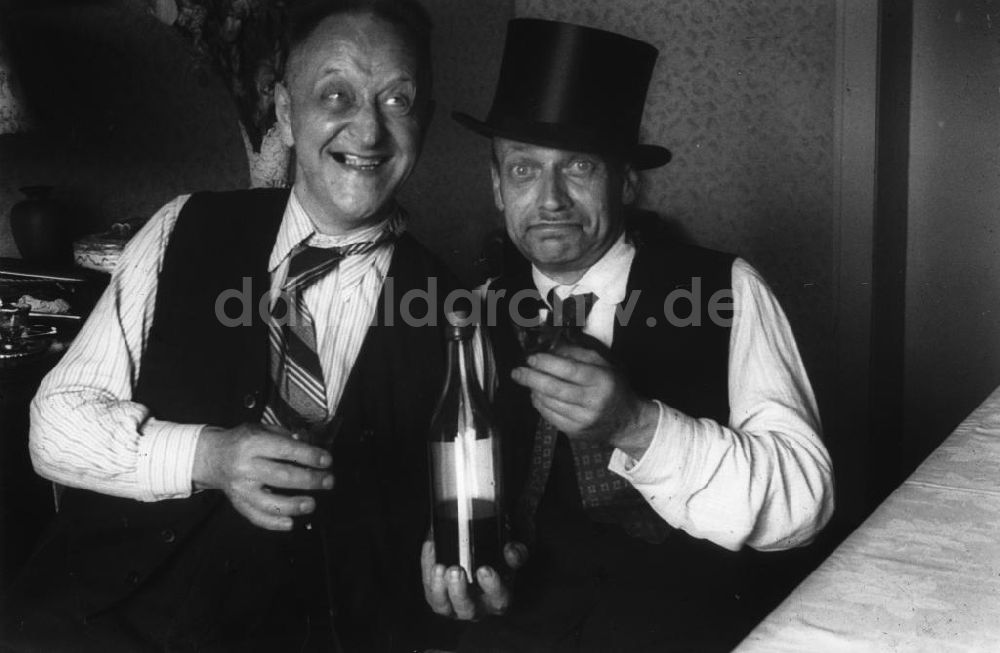 DDR-Fotoarchiv: Merseburg - Gäste auf einer Geburtstagsfeier Merseburg 1949
