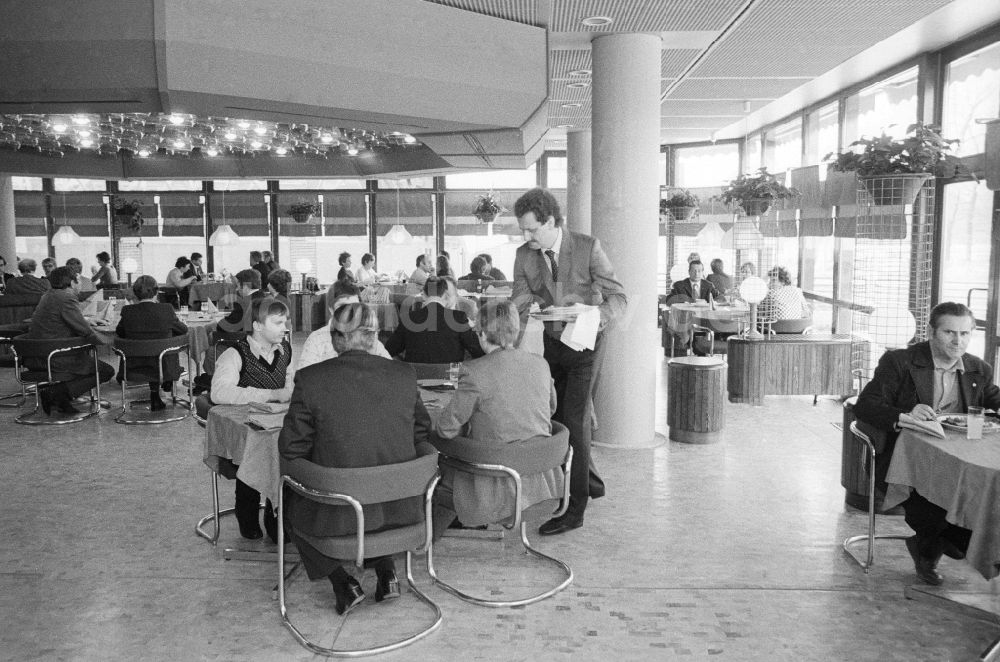 DDR-Fotoarchiv: Berlin - Gäste im Restaurant „Kristall“ im Sport- und Erholungszentrum (SEZ) in Berlin, der ehemaligen Hauptstadt der DDR, Deutsche Demokratische Republik