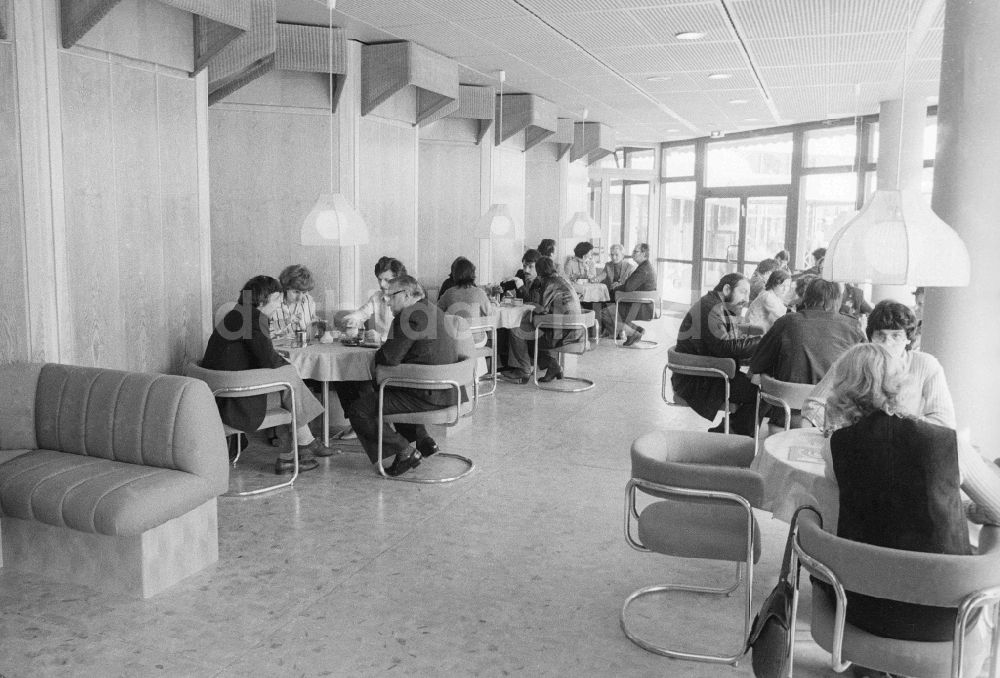 Berlin: Gäste im Restaurant „Kristall“ im Sport- und Erholungszentrum (SEZ) in Berlin, der ehemaligen Hauptstadt der DDR, Deutsche Demokratische Republik