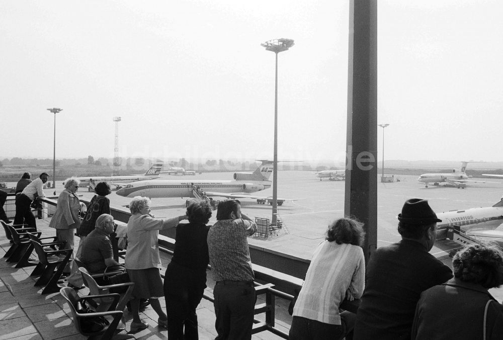Schönefeld: Gäste und Touristen auf der Besucherterrasse am Flughafen Berlin- Schönefeld in Schönefeld im heutigen Bundesland Brandenburg
