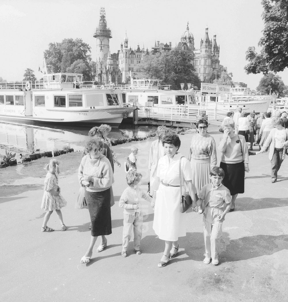 DDR-Bildarchiv: Schwerin - Gäste und Touristen an der Dampfer Anlegestelle der Weißen Flotte am Schweriner See in Schwerin in Mecklenburg-Vorpommern in der DDR