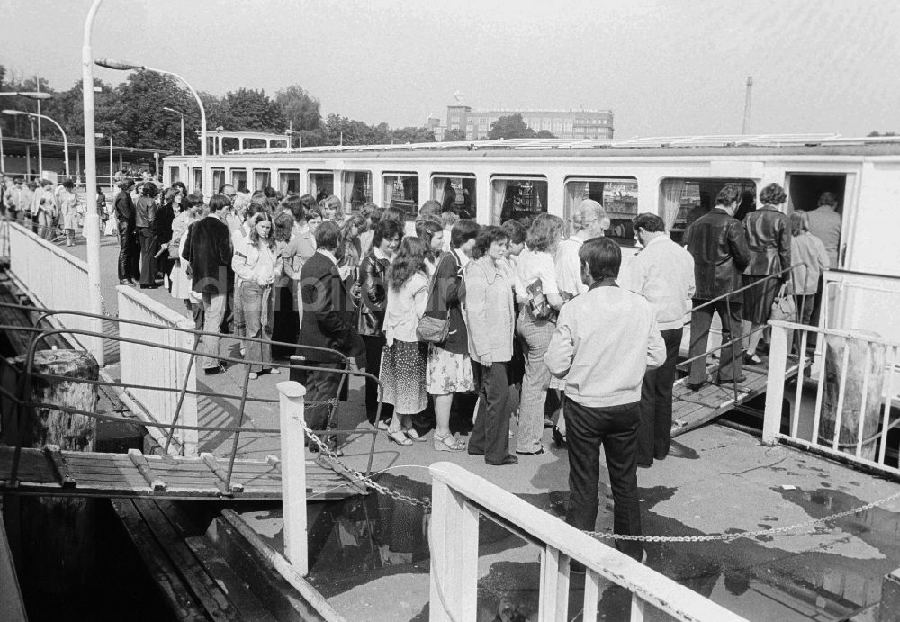 DDR-Fotoarchiv: Berlin - Gäste und Touristen an der Dampfer Anlegestelle der Weißen Flotte am Treptower Park in Berlin, der ehemaligen Hauptstadt der DDR, Deutsche Demokratische Republik