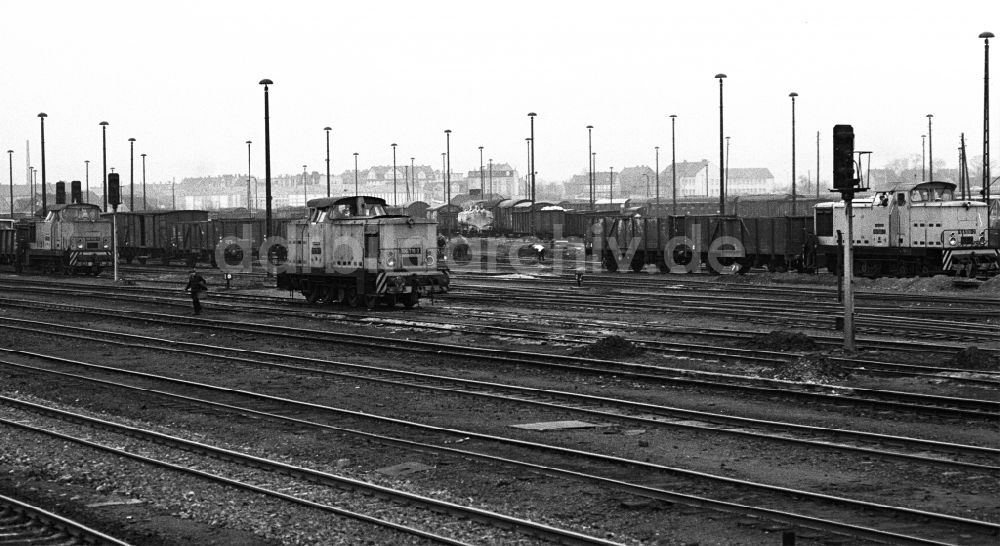 Halberstadt: Güterwaggons mit Rangierlokomotive der Baureihe V60 auf den Gleisen und Strecken des Rangierbahnhof in Halberstadt in Sachsen-Anhalt in der DDR