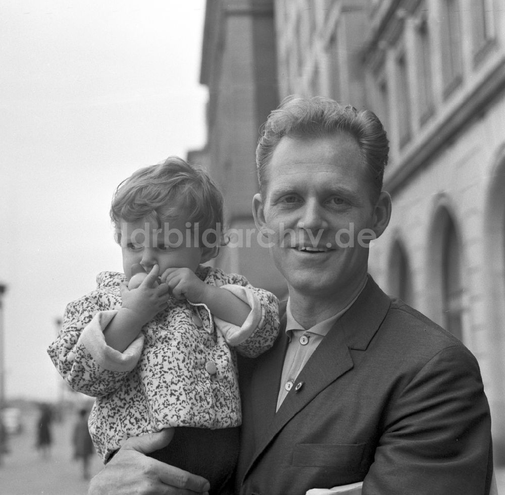 DDR-Fotoarchiv: Berlin - Köpenick - Gustav-Adolf „Täve“ Schur mit einem kleinen Kind auf dem Arm in Berlin