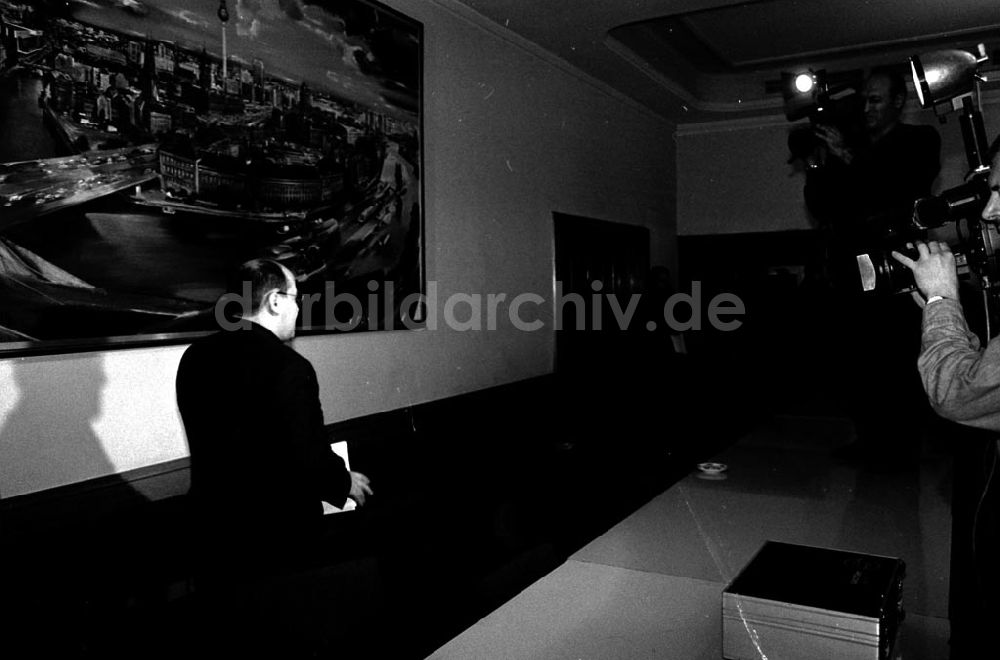 DDR-Bildarchiv: Berlin - Gysi vor der Presse 30.11.92 Foto: ND/Lange Umschlagnummer: 1222