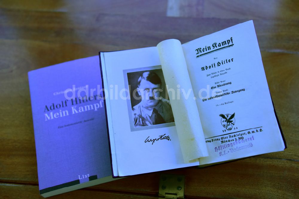 DDR-Fotoarchiv: Weimar - Häftlingsbücherei KL- Buchenwald - Geschichte eines Hitler- Propaganda- Buches nach zwei Diktaturen