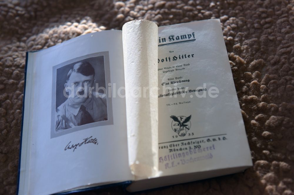 DDR-Bildarchiv: Weimar - Häftlingsbücherei KL- Buchenwald - Geschichte eines Hitler- Propaganda- Buches nach zwei Diktaturen
