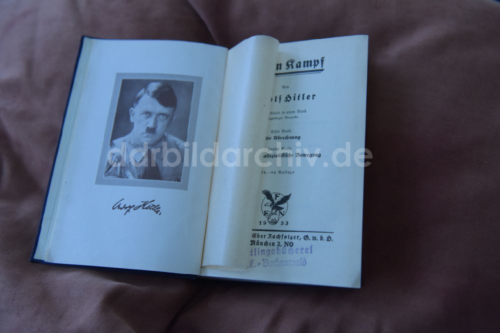 DDR-Fotoarchiv: Weimar - Häftlingsbücherei KL- Buchenwald - Geschichte eines Hitler- Propaganda- Buches nach zwei Diktaturen